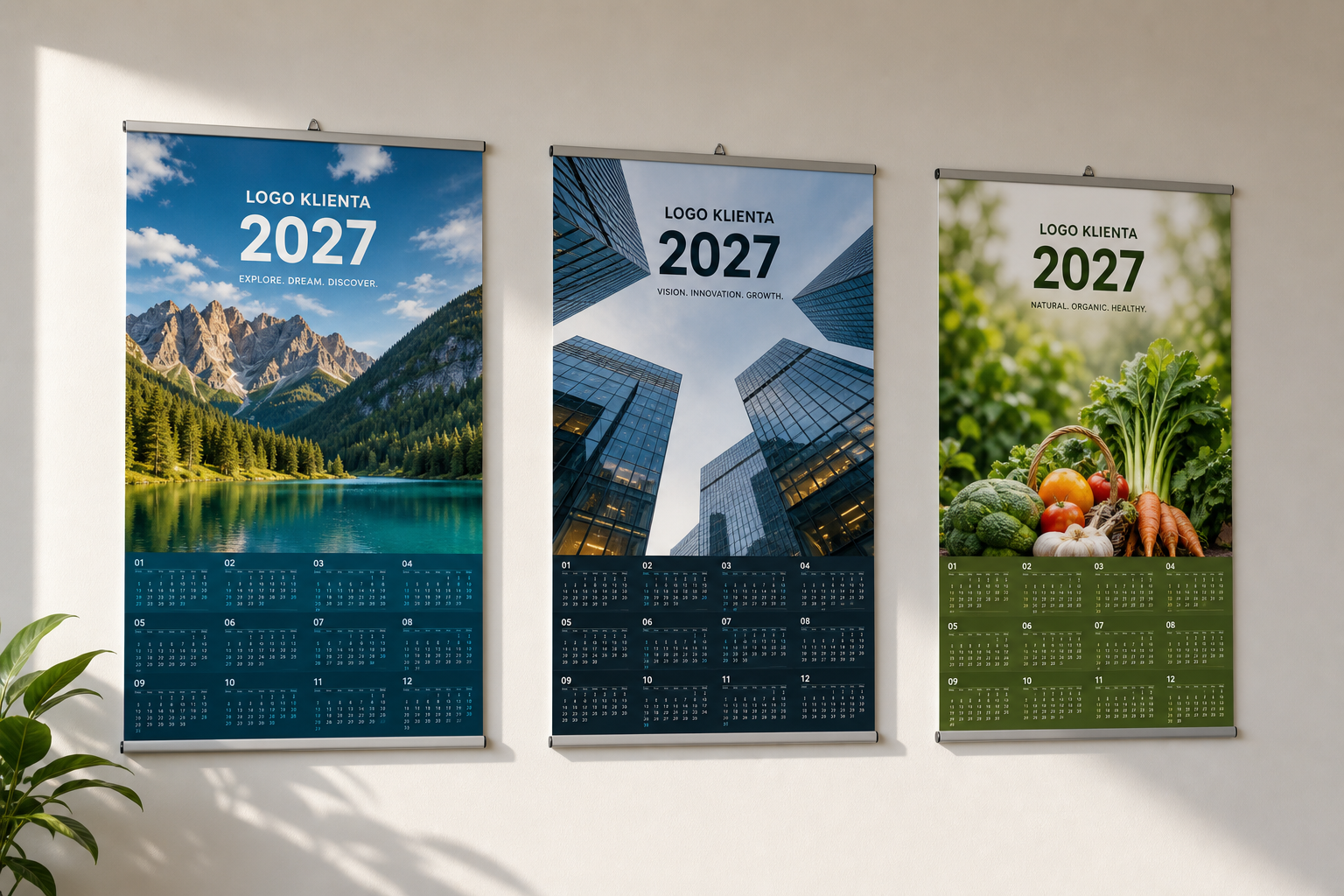 Kalendarz plakatowy A4 z logo klienta na ścianie